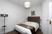 1 dormitorio con 1 cama grande y cabecero marrón en RESIDENCE LE SPLENDID, en Villard-de-Lans