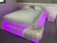 Een bed of bedden in een kamer bij Le B Complexe H&ocirc;tel