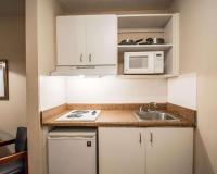 Tampa Bay Extended Stay - Airportにあるキッチンまたは簡易キッチン
