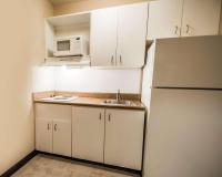 Tampa Bay Extended Stay - Airportにあるキッチンまたは簡易キッチン
