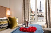 una sala de estar con una mesa con rosas rojas. en Jardins Eiffel, en París