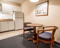 Tampa Bay Extended Stay - Airportにあるキッチンまたは簡易キッチン