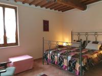 A bed or beds in a room at Podere il Poggio