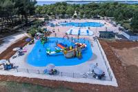 Bazén v ubytování Holiday Centre Bi village nebo v jeho okolí