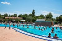 Bazén v ubytování Holiday Centre Bi village nebo v jeho okolí