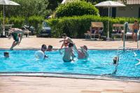 Bazén v ubytování Holiday Centre Bi village nebo v jeho okolí