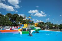 Bazén v ubytování Holiday Centre Bi village nebo v jeho okolí