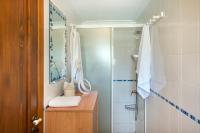 Kúpeľňa v ubytovaní Owl Booking Villa Garreta - Rustic Stay with Mountain Views