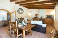 Kuchyňa alebo kuchynka v ubytovaní Owl Booking Villa Garreta - Rustic Stay with Mountain Views