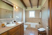 Kúpeľňa v ubytovaní Owl Booking Villa Garreta - Rustic Stay with Mountain Views