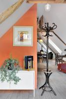 ein Wohnzimmer mit einer orangefarbenen Wand und einer Lampe in der Unterkunft Un Loft a La Campagne in Saint-Jean-dʼArvey