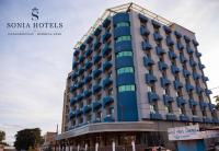 ワガドゥグーにあるSonia Hotelのサンタホテルの看板が書かれた建物