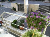 Vonkajšia záhrada v ubytovaní APARTMANI BAN