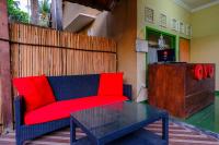 Kuta Circle Homestayにあるキッチンまたは簡易キッチン