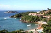 Una vista de una playa con barcos en el agua. en Colonna Park Hotel, en Búzios