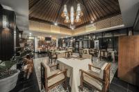 een restaurant met een witte tafel en stoelen bij Gaing Mas Jimbaran Villas by Gaing Mas Group in Jimbaran