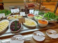ホテルの敷地内または近くでの食事または食べ物