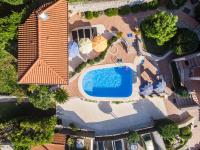 Bazén v ubytovaní Apartments Villa Adore alebo v jeho blízkosti