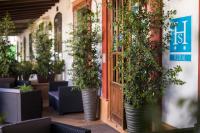 A restaurant or other place to eat at Hostal Rural La Fonda Del Rocio