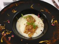 un plato de comida con un pedazo de comida. en Logis Domaine de Peyrolade, en Daux