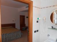 Łóżko lub łóżka w pokoju w obiekcie Hotel La Maddalena