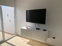 A television and/or entertainment centre at Bungalow en Vista Golf