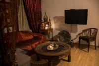 TV a/nebo společenská místnost v ubytování Dharma Luxury & Spa Apartment