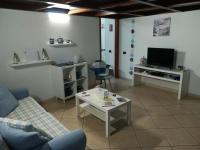 Televízia a/alebo spoločenská miestnosť v ubytovaní Holiday House Piccirillo