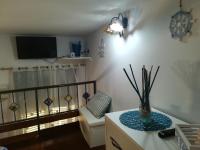 Televízia a/alebo spoločenská miestnosť v ubytovaní Holiday House Piccirillo