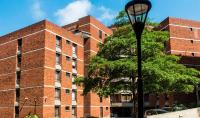 Un edificio de ladrillo con una farola delante. en Longonot Place Serviced Apartment-Nairobi, City Centre CBD, en Nairobi