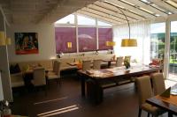 ルーポルディングにあるHotel-Restaurant Bellevueのテーブルと椅子と窓のあるダイニングルーム