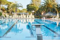 Bazén v ubytovaní Golfo del Sole Hotel & Holiday Resort alebo v jeho blízkosti