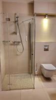 Kúpeľňa v ubytovaní Holiday Home Aparthotel z balkonem przy plaży