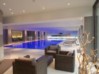 una gran piscina con muebles de mimbre en una casa en Parc Hotel Alvisse, en Luxemburgo