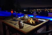 een tafel met een bord eten en frietjes bij Domus Lake Resorts in Villa Carlos Paz