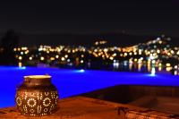 een vaas die 's nachts op een tafel staat bij Domus Lake Resorts in Villa Carlos Paz