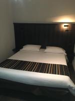 Poste&#x13E; alebo postele v izbe v ubytovan&iacute; Kyriad Rodez