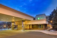 ポキプシーにあるHoliday Inn Express Poughkeepsie by IHGの正面に看板がある建物