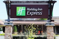 un letrero para el expreso de una posada frente a un edificio en Holiday Inn Express Mill Valley San Francisco Area by IHG, en Mill Valley