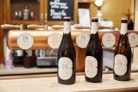 tres botellas de vino sobre una mesa en Hotel Slunce, en Rýmařov