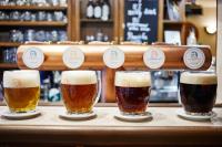cuatro vasos de cerveza sentados en un bar en Hotel Slunce, en Rýmařov