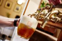 una persona está bebiendo una cerveza de un grifo en Hotel Slunce, en Rýmařov