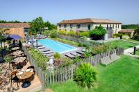- Vistas al exterior de una villa con piscina en Le Domaine de Baulieu, Singuliers Hotels, en Auch