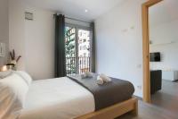 A bed or beds in a room at BBarcelona Gaudí Flats