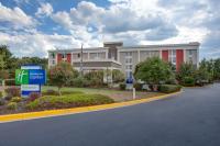 un edificio con un cartel delante en Holiday Inn Express Washington DC East- Andrews AFB by IHG, en Camp Springs