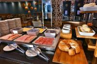 Una línea de buffet con diferentes tipos de pan y pasteles. en Radisson Recife, en Recife
