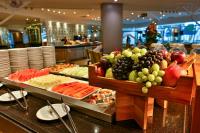 un buffet con frutas y verduras en un mostrador en Radisson Recife, en Recife