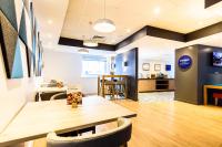 Un televizor și/sau centru de divertisment la Holiday Inn Express Portsmouth Gunwharf Quays by IHG