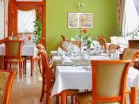 Un restaurante u otro lugar para comer en Hotel Korona