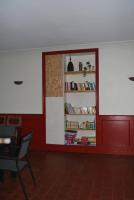 une chambre avec une étagère remplie de livres dans l&#39;établissement Gite de la Gare, à Varzy